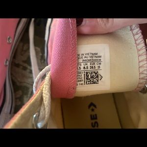 Size 8.5 women’s pink converse